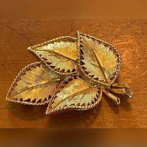 Vintage BSK Gold Tone Leaf Brooch Pin Textured Triple Leaves 2 1/4”